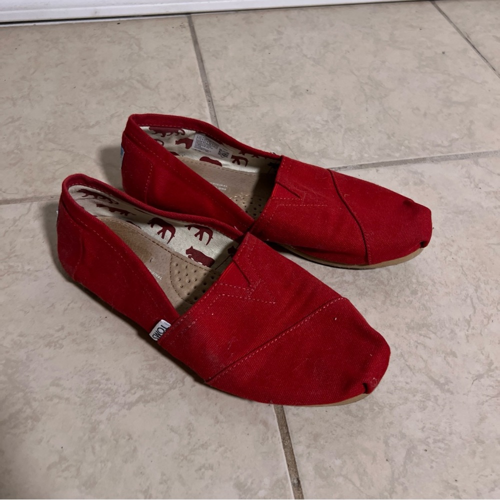 Women’s preowned Toms Size 7.5 Red Canvas Slip-On Shoes